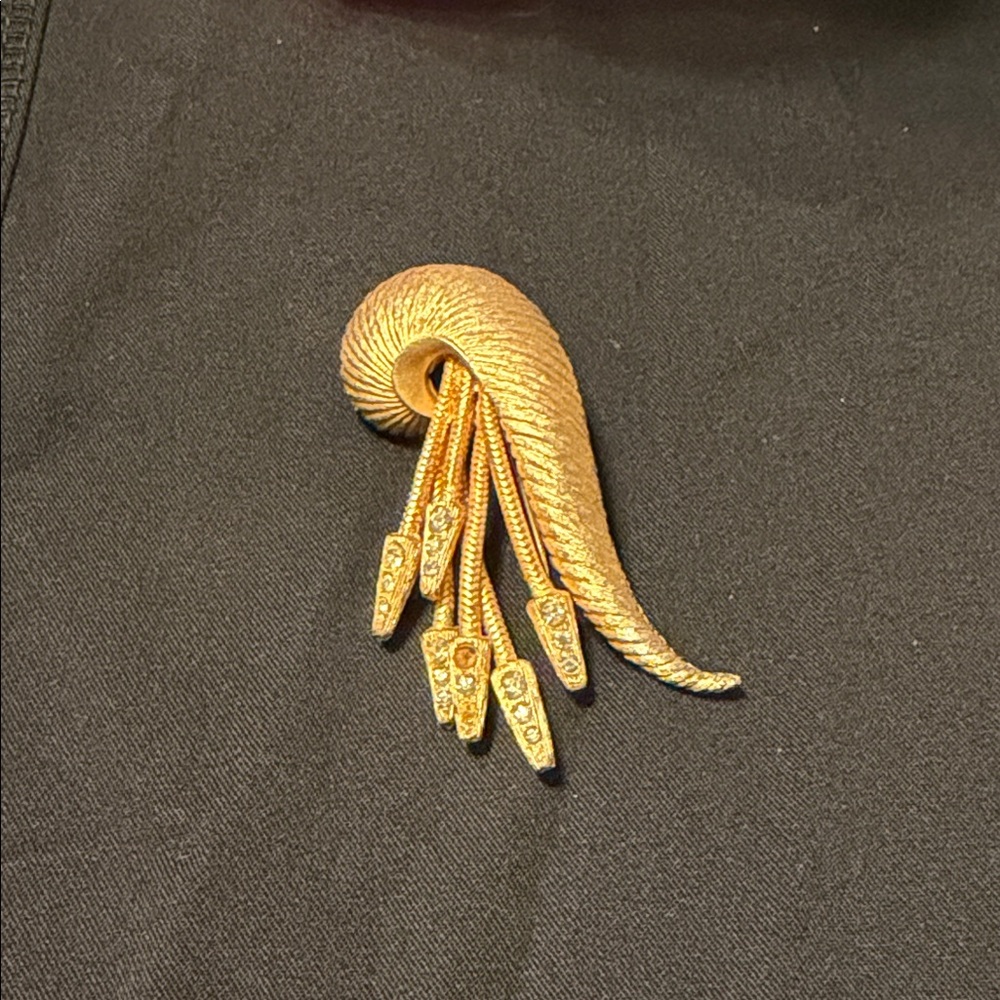 Elegant Gold Brooch with Crystal Accents